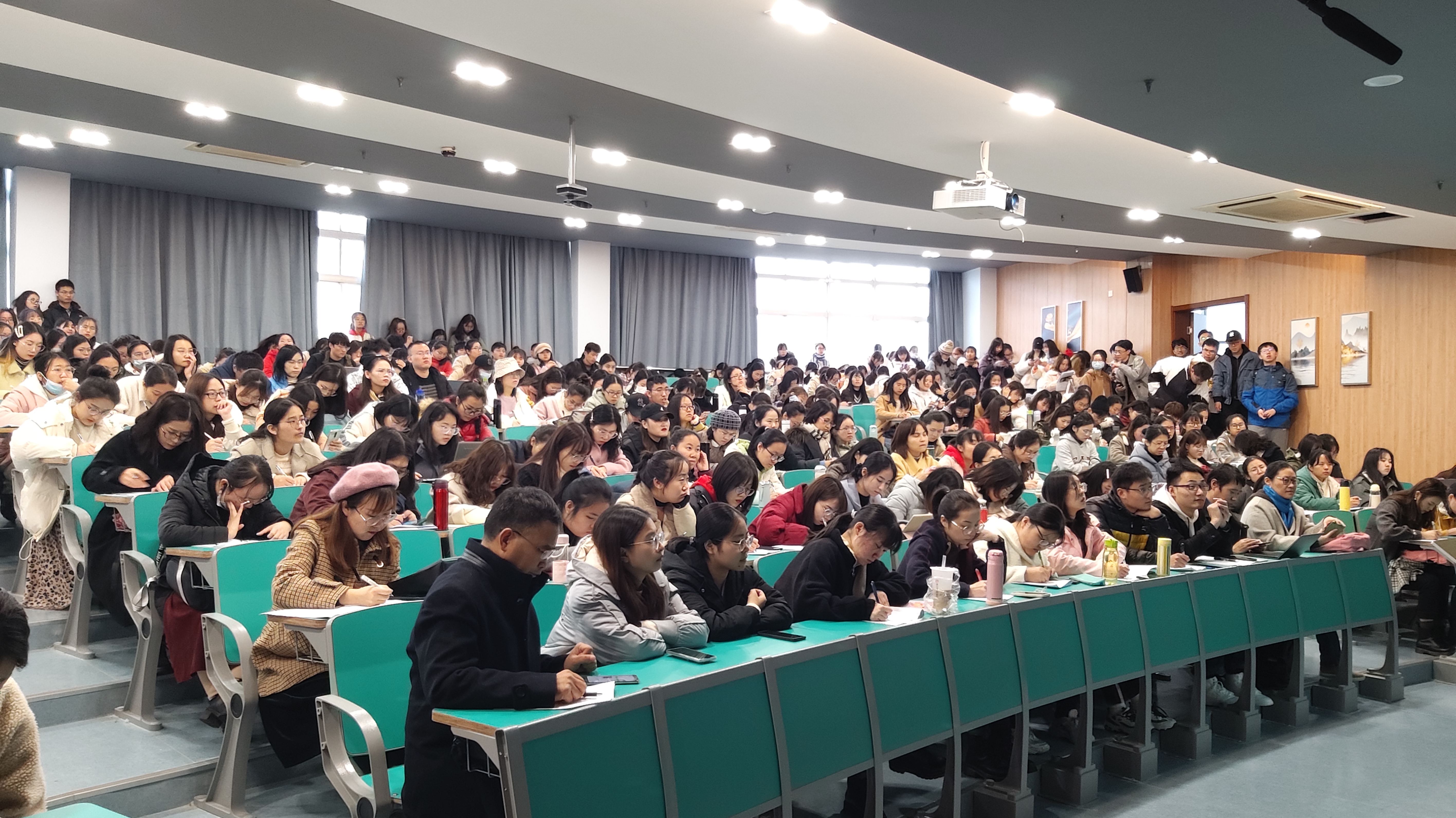 中心主办的中医文化系列讲座第六十讲在仙林校区b7-203阶梯教室举行